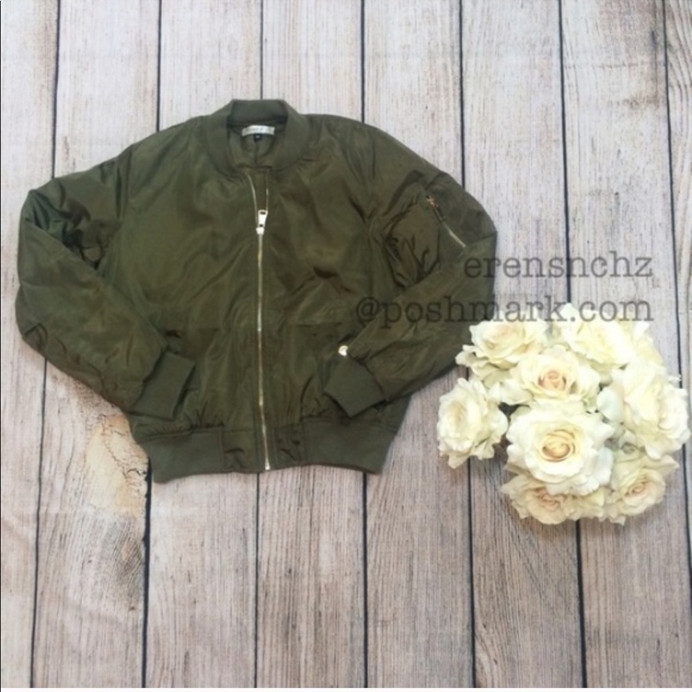 Green bomber jacket M
